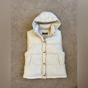 American Eagle Puffer Vest-NWOT